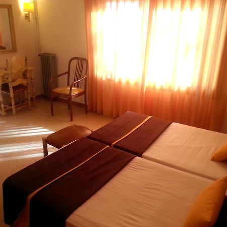 Hotel Hostal Del Sol Сан-Фелиу-де-Гишольс Экстерьер фото