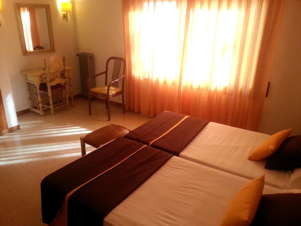 Hotel Hostal Del Sol Сан-Фелиу-де-Гишольс Экстерьер фото