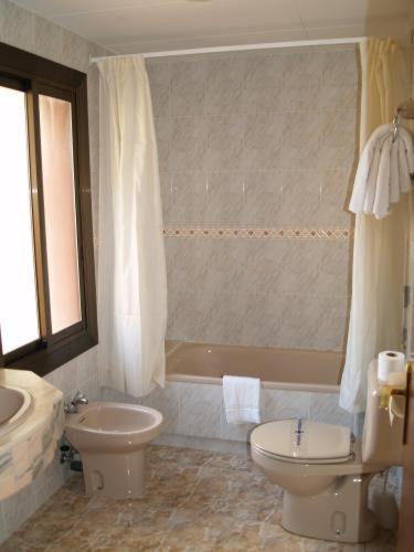 Hotel Hostal Del Sol Сан-Фелиу-де-Гишольс Экстерьер фото
