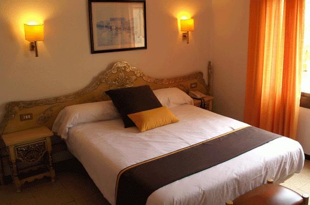 Hotel Hostal Del Sol Сан-Фелиу-де-Гишольс Экстерьер фото