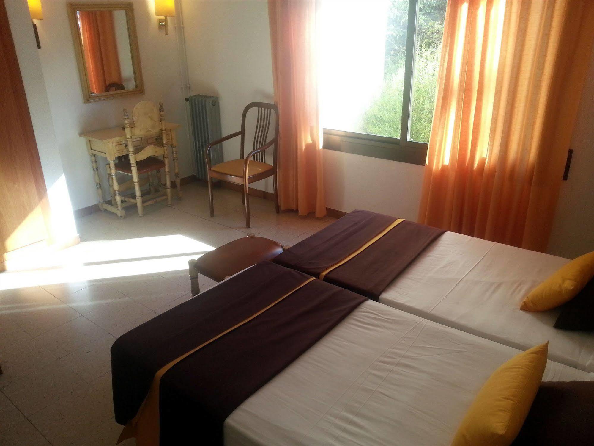 Hotel Hostal Del Sol Сан-Фелиу-де-Гишольс Экстерьер фото