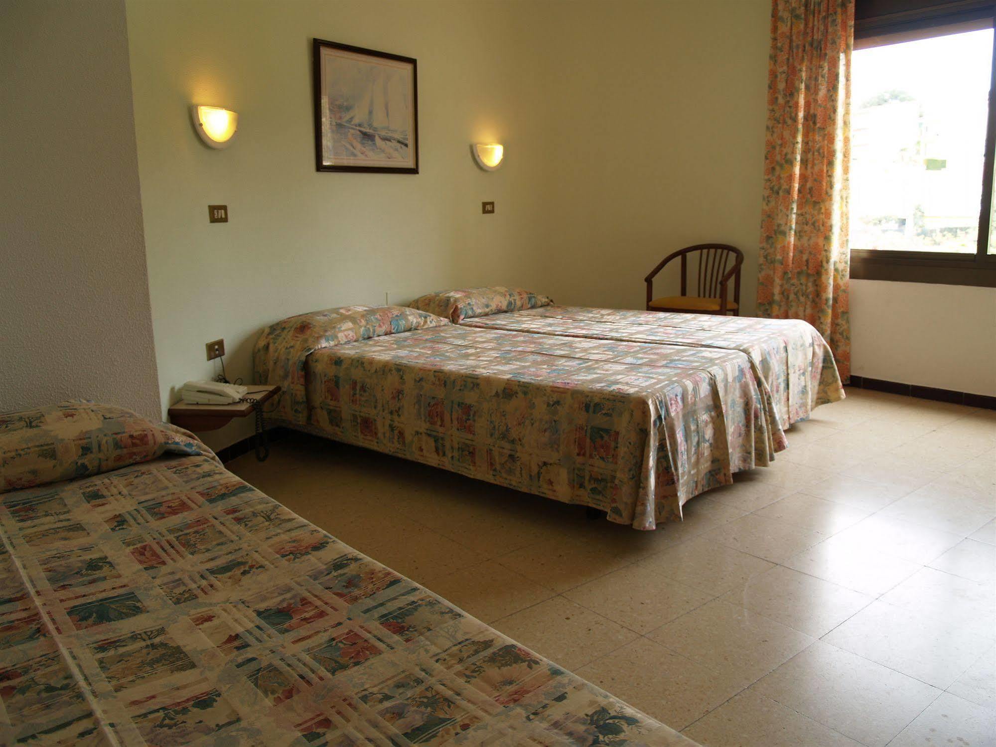 Hotel Hostal Del Sol Сан-Фелиу-де-Гишольс Экстерьер фото