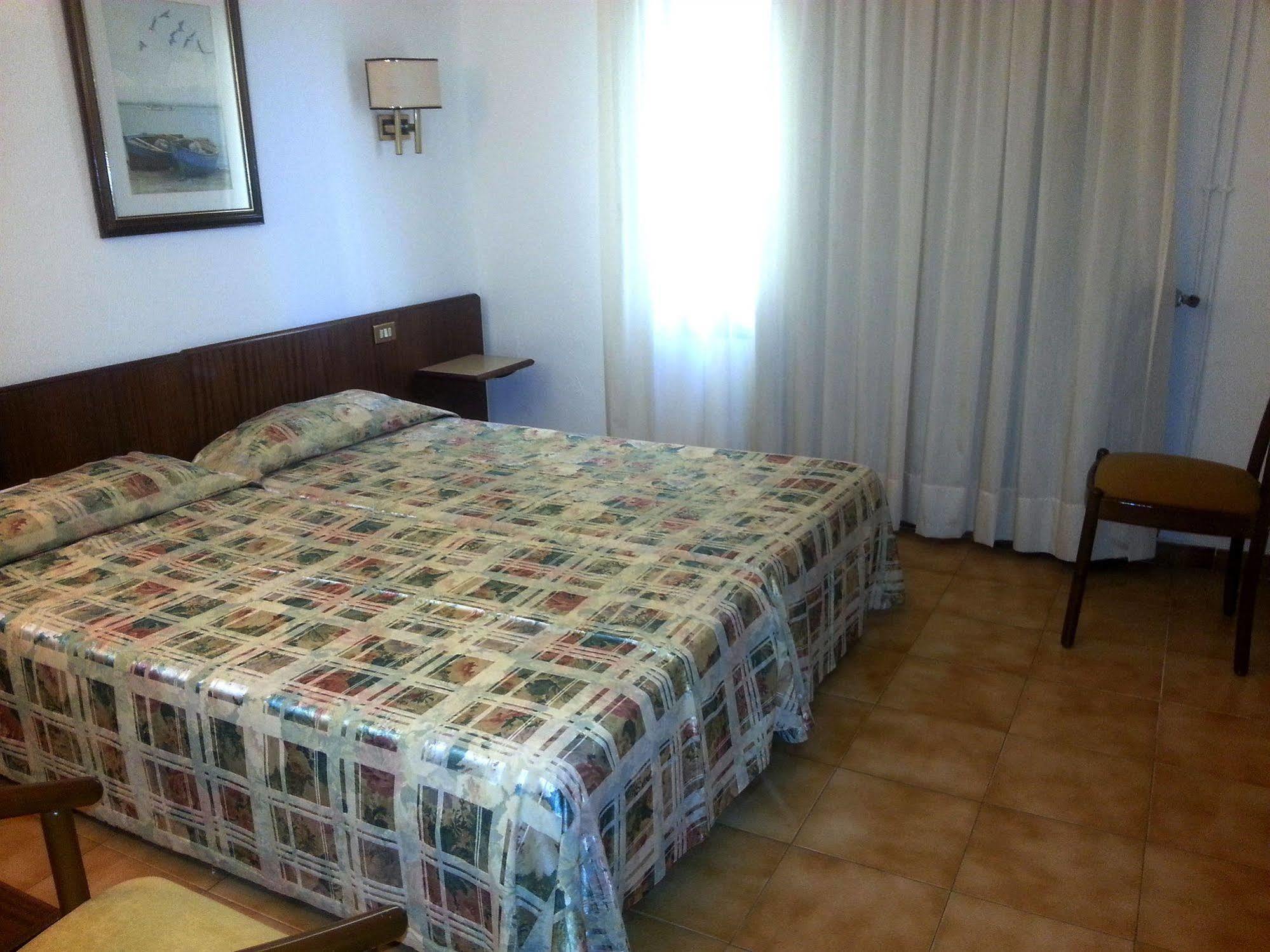 Hotel Hostal Del Sol Сан-Фелиу-де-Гишольс Экстерьер фото
