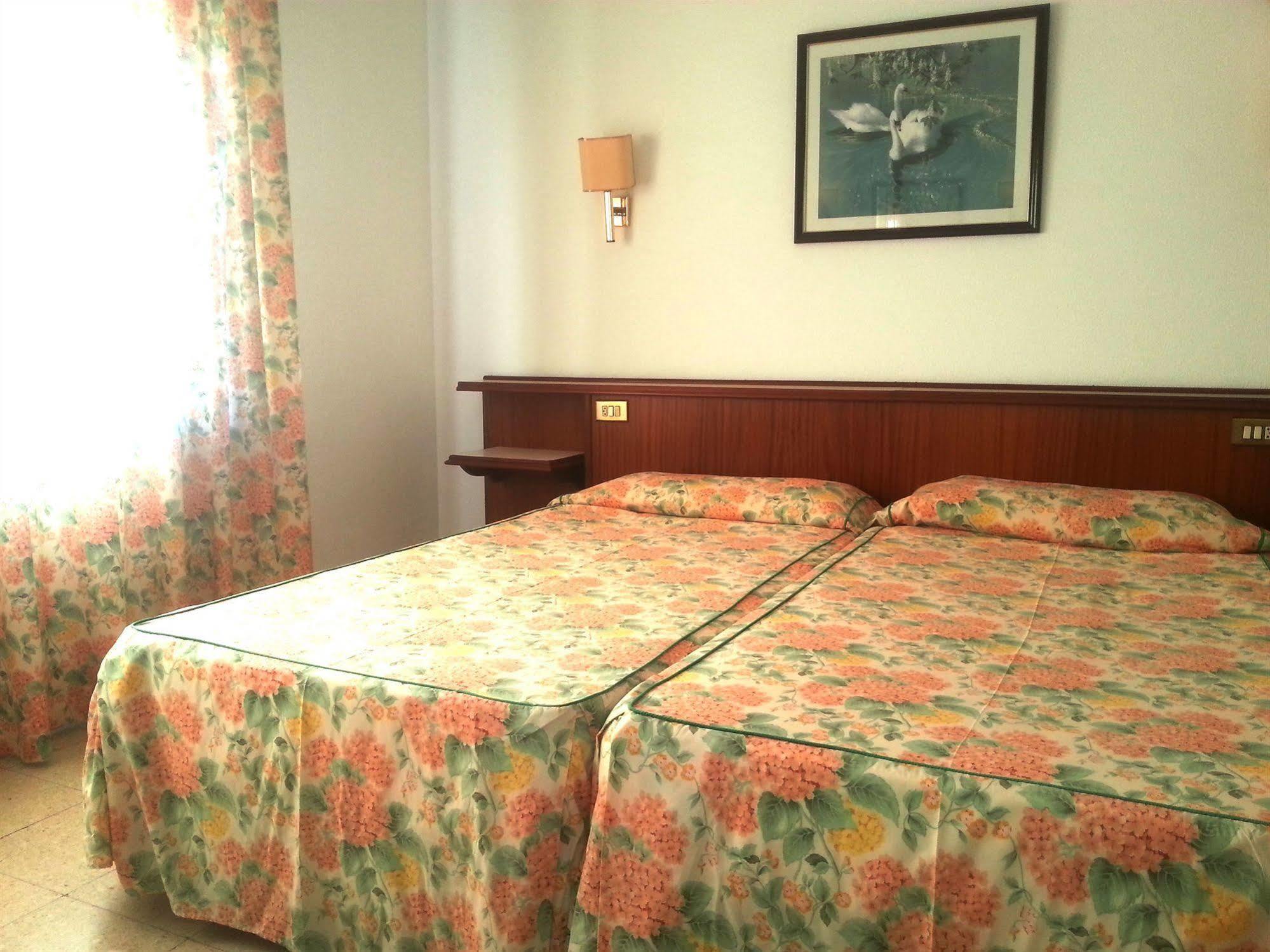Hotel Hostal Del Sol Сан-Фелиу-де-Гишольс Экстерьер фото
