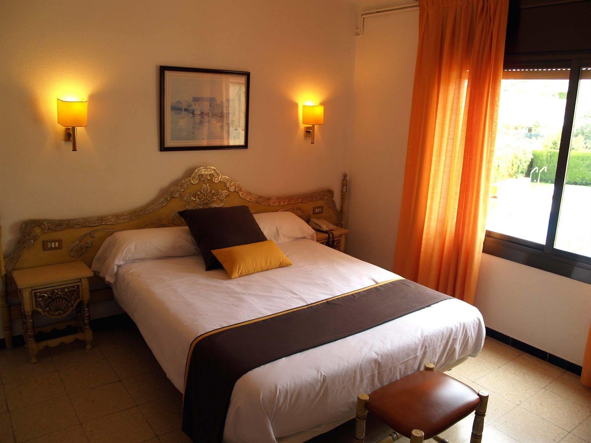 Hotel Hostal Del Sol Сан-Фелиу-де-Гишольс Экстерьер фото