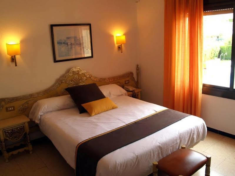 Hotel Hostal Del Sol Сан-Фелиу-де-Гишольс Экстерьер фото