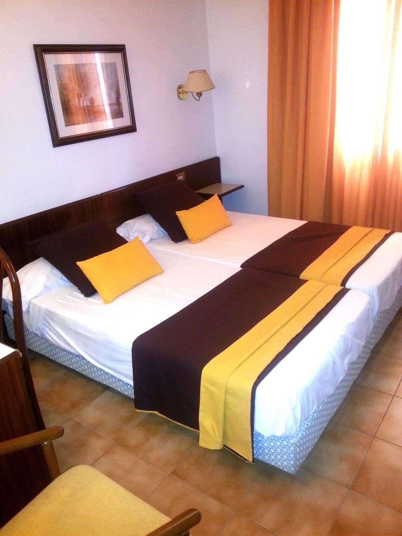 Hotel Hostal Del Sol Сан-Фелиу-де-Гишольс Экстерьер фото